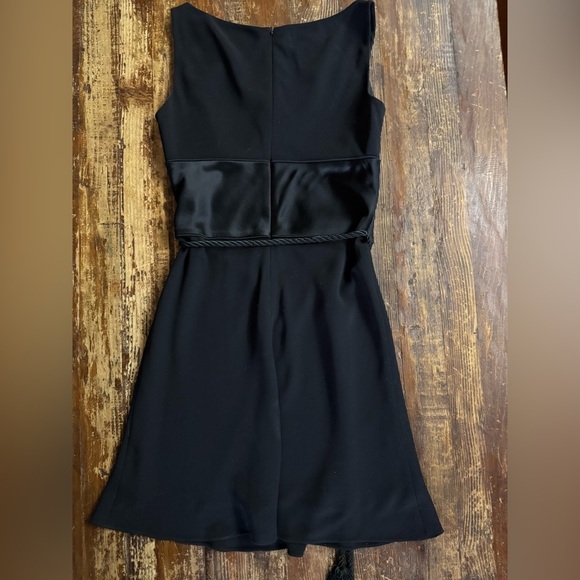 Elegant Black Sleeveless Dress - Picture 4 of 8